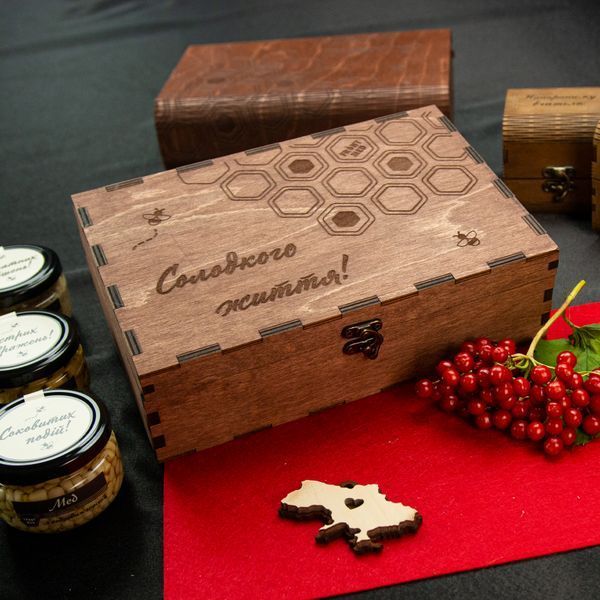 Gift box for an accountant "Palette of flavors - Elite" in a wooden box with engraving, 6 sugar-free desserts