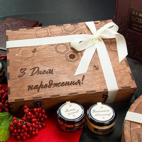 Подарунок на день народження у дерев&rsquo;яній скрині з гравіюванням &ldquo;З Днем народження!&rdquo; і стрічкою
