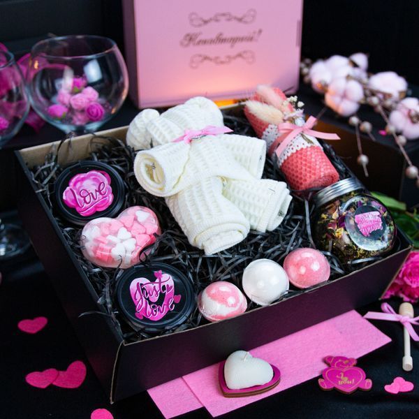 Valentine's Day Gift Box "Gift of Love" (for her)